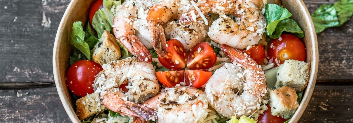 Proteinbowl, Garnelen, Salat, Tomaten