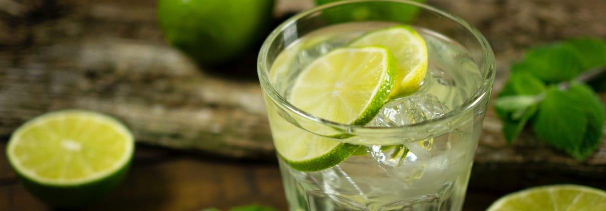 Powergetränk, Glas, Wasser, Limettensaft, Himalayasalz,